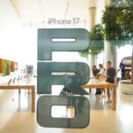 iPhone 17 ถึงมือแล้ว! ลูกค้าแห่รับเครื่องวันแรกคิวแน่น Apple Store ICONSIAM