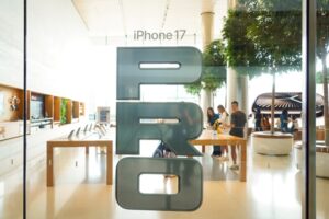 iPhone 17 ถึงมือแล้ว! ลูกค้าแห่รับเครื่องวันแรกคิวแน่น Apple Store ICONSIAM